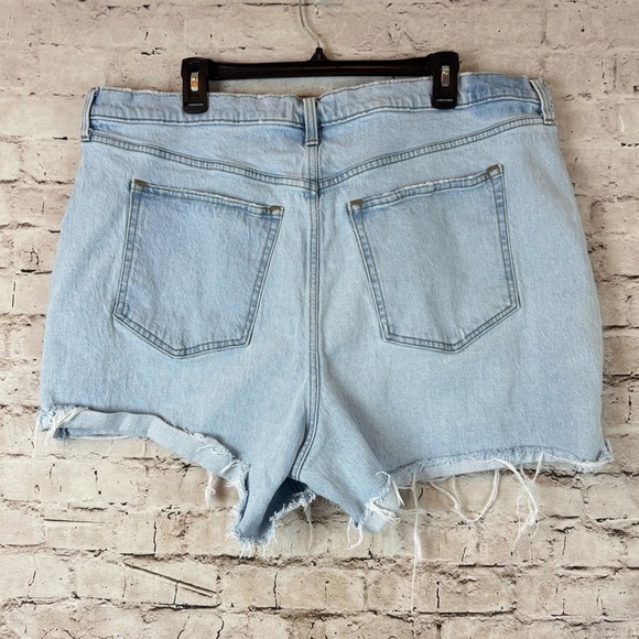 Abercrombie & Fitch Women's The 7" Dad Short High Rise Light Wash Frayed Raw Hem - Picture 6 of 7